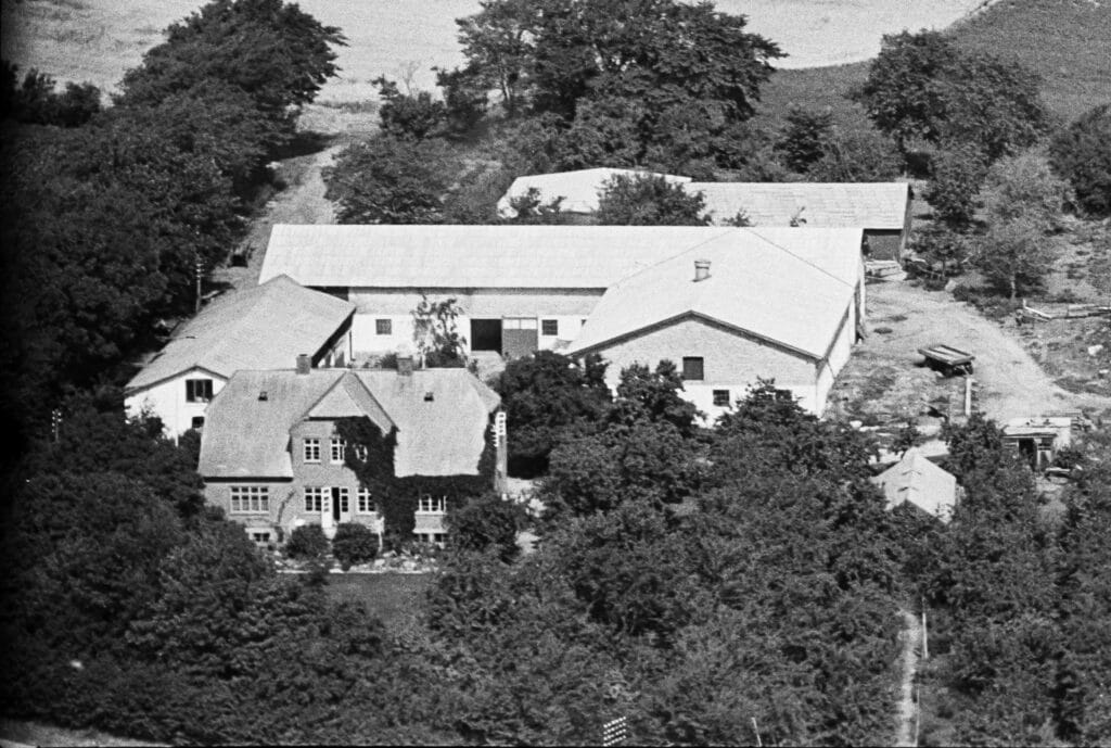 rygaard, luftfoto, går og hvid foto af gård